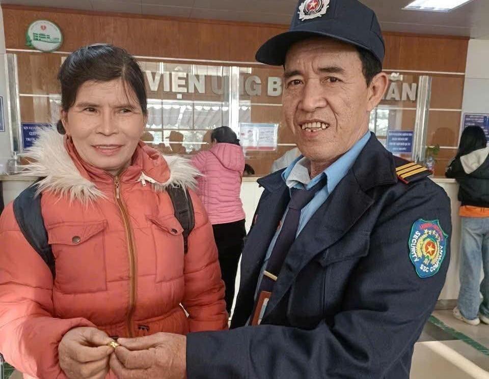 Nhân viên bảo vệ bệnh viện trao trả tài sản cho bà Sau.