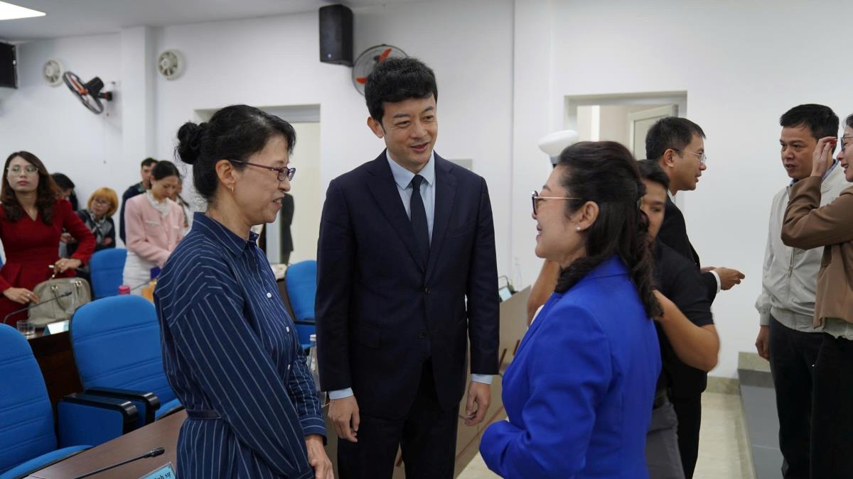 Các đại biểu trao đổi thảo luận tại buổi gặp mặt.