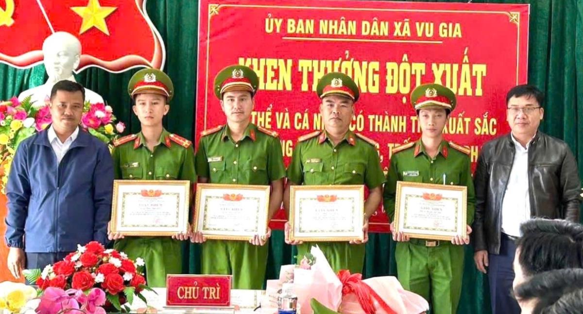 Lãnh đạo UBND xã Vu Gia tặng giấy khen cho 4 cán bộ chiến sĩ có thành tích xuất sắc.