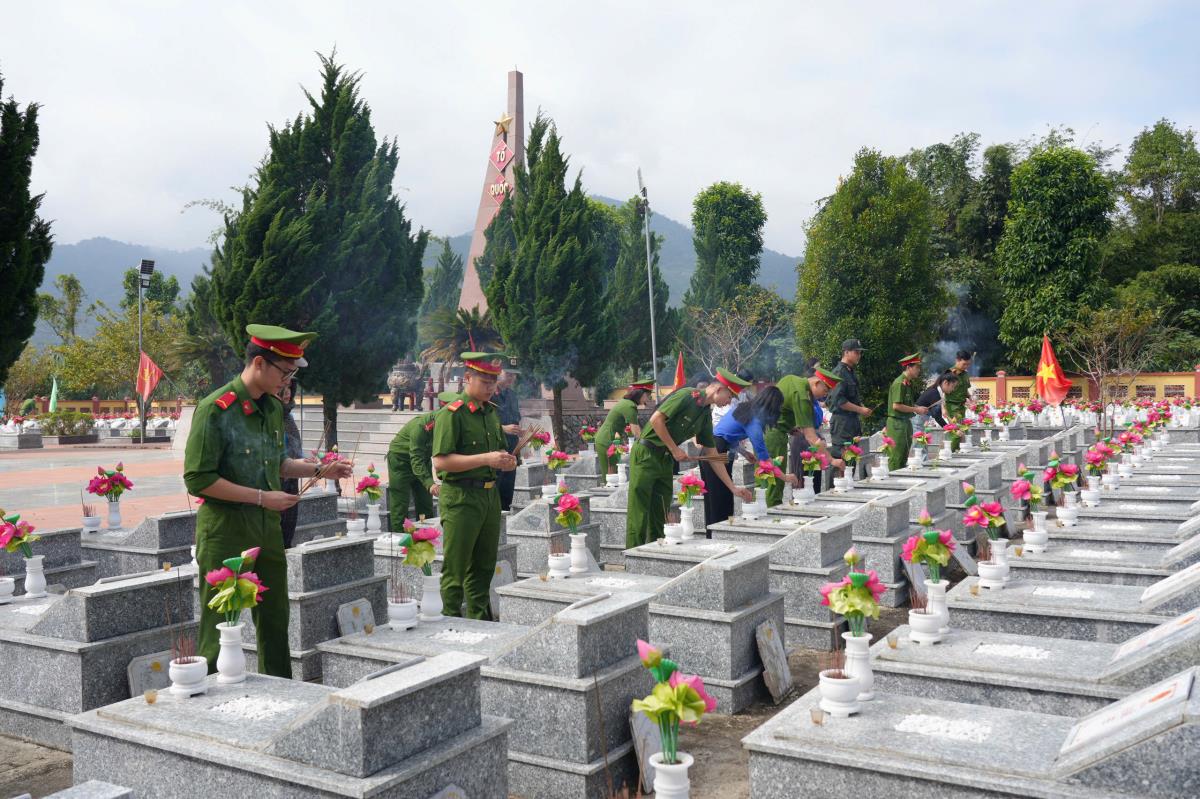 Đại diện Đoàn Thanh niên Trường Đại học Sư phạm Đà Nẵng và mạnh thường quân trao quà cho các em học sinh