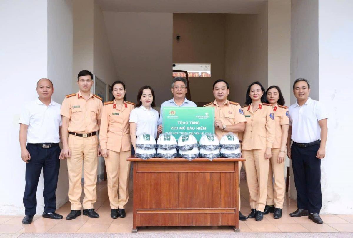 Tuyên truyền, phổ biến kiến thức pháp luật về ATGT cho gần 1.300 học sinh