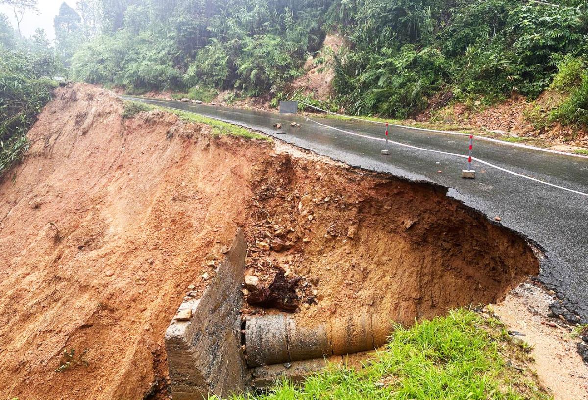 Một vị trí sạt lở taluy âm trên tuyến QL40B do thiên tai gây ra.