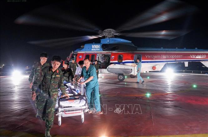 Trực thăng vận chuyển cấp cứu bệnh nhân về đến Bệnh viện Quân y 175 sáng sớm 2-1-2026.