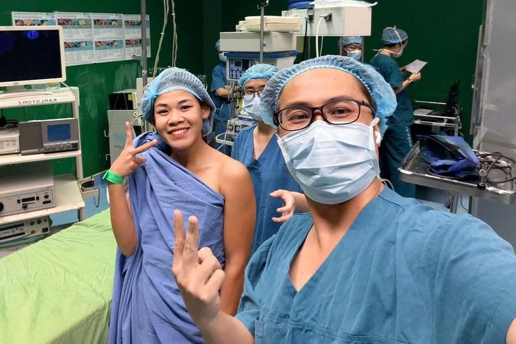 Thanh Phúc (trái) trước khi bước vào ca phẫu thuật.