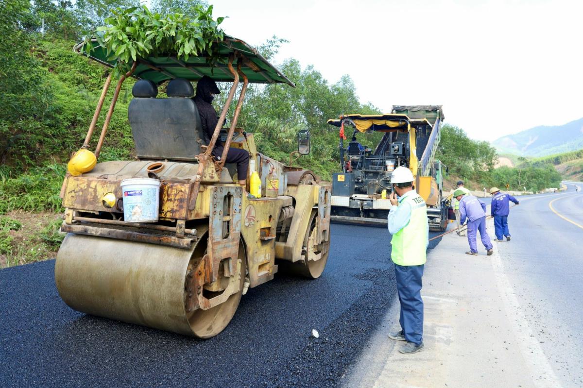 Hàng trăm cán bộ, kỹ sư, công nhân vẫn bám trụ trên công trường.