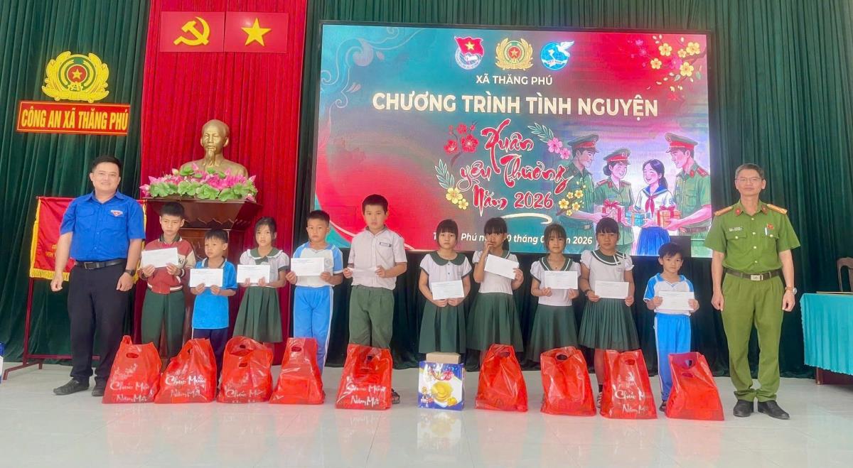 Công an xã Thăng Phú tặng quà cho các em học sinh có hoàn cảnh khó khăn.