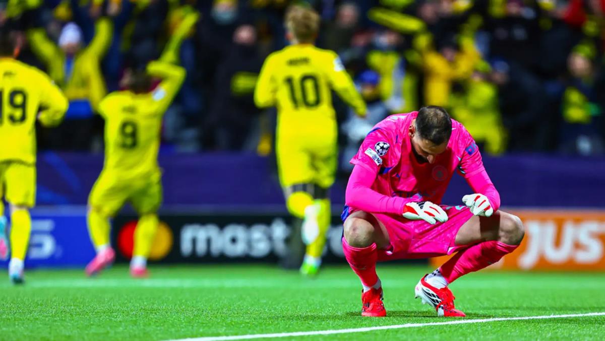 Hình ảnh thảm hại của thủ môn Man City.