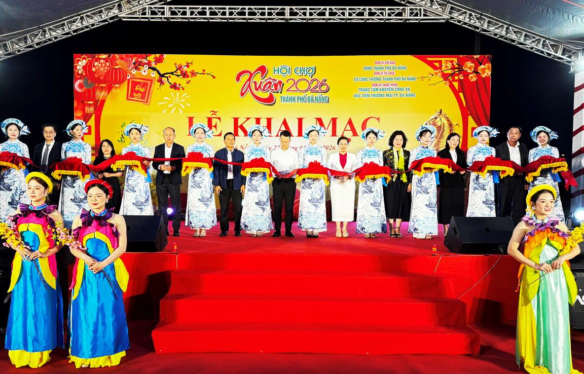 Đông đảo người dân tham quan và mua sắm tại Hội chợ.