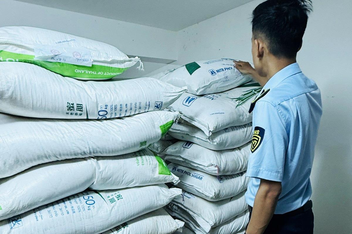 Đội QLTT Số 11 lập biên bản vi phạm hành chính trên lĩnh vực thương mại đối với chủ cơ sở kinh doanh ở xã Đại Lộc.