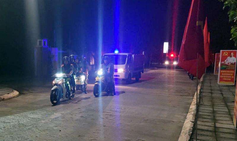 Công an xã Thăng Trường rà soát, kiểm tra các trường hợp lưu trú trên địa bàn.