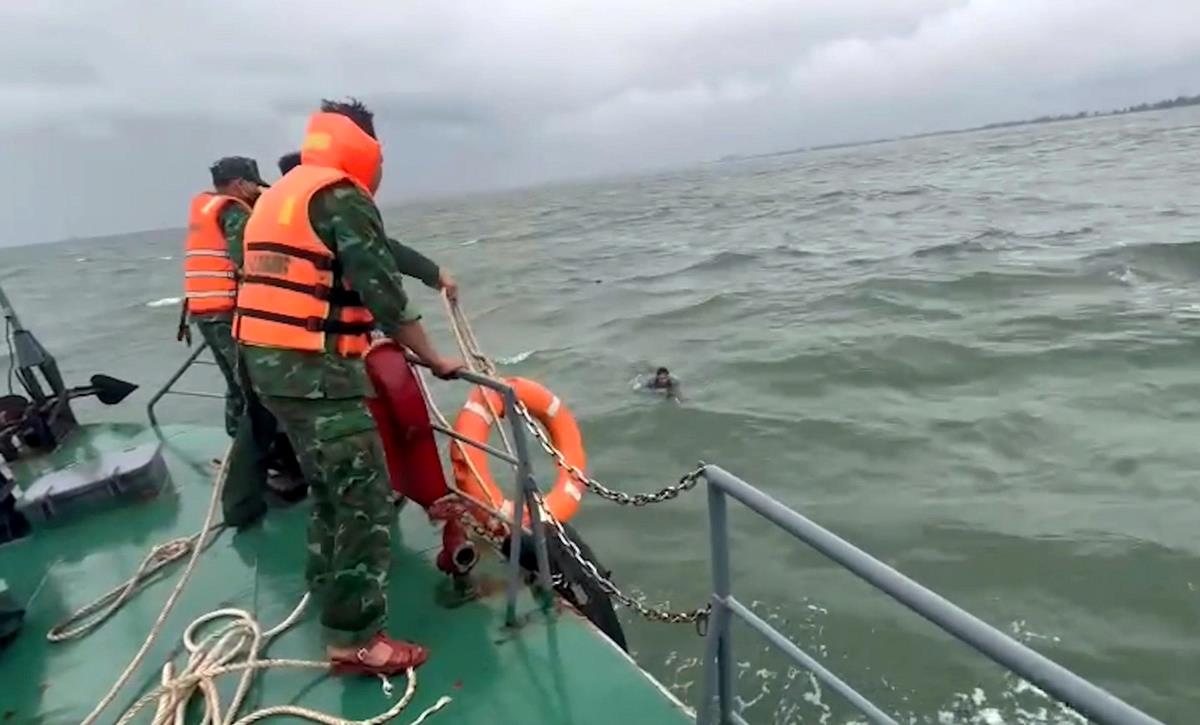 BĐBP Nghệ An cứu ngư dân gặp nạn trên biển