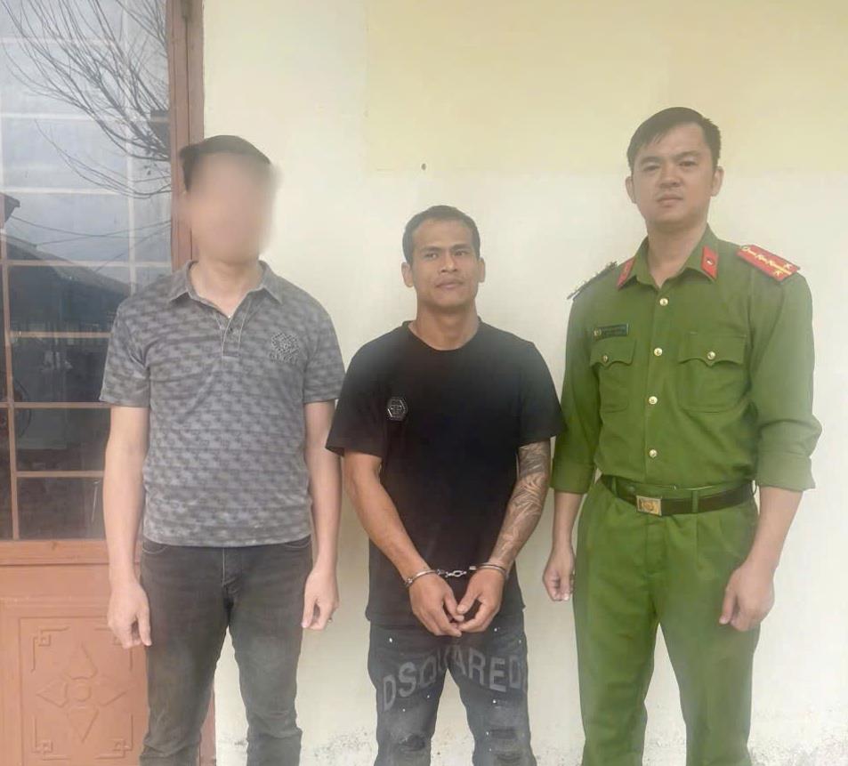 Đối tượng Toàn (đứng giữa) bị bắt giữ.