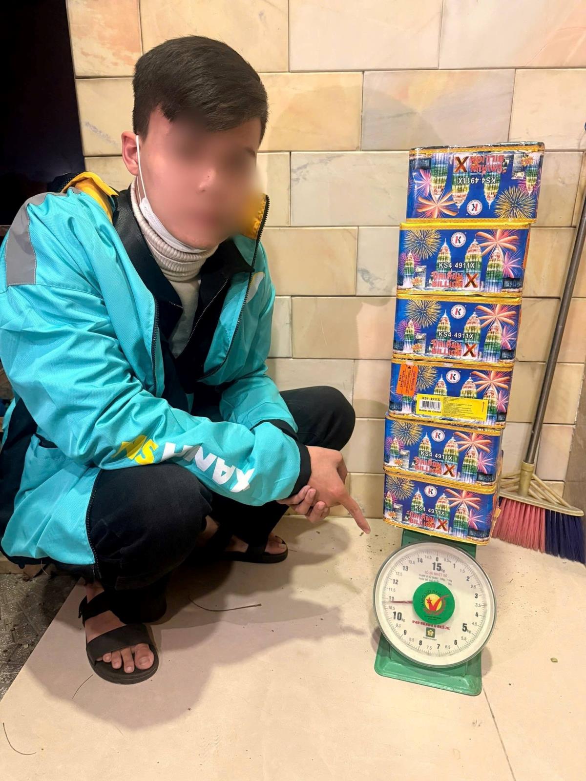 Một đối tượng mua bán, tàng trữ hàng cấm là pháo hoa.