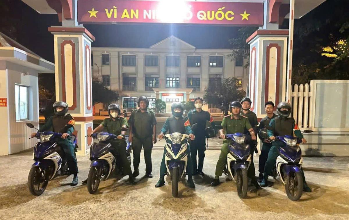 Công an xã Núi Thành tạm giữ các đối tượng tụ tập gây mất an ninh trật tự.