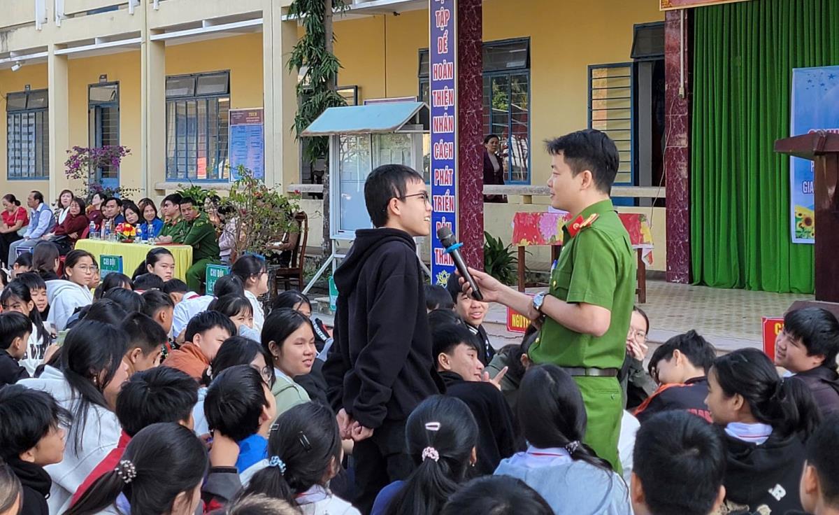 Công an xã Quế Sơn Trung tuyên truyền giáo dục pháp luật cho hơn 2.000 học sinh trên địa bàn.