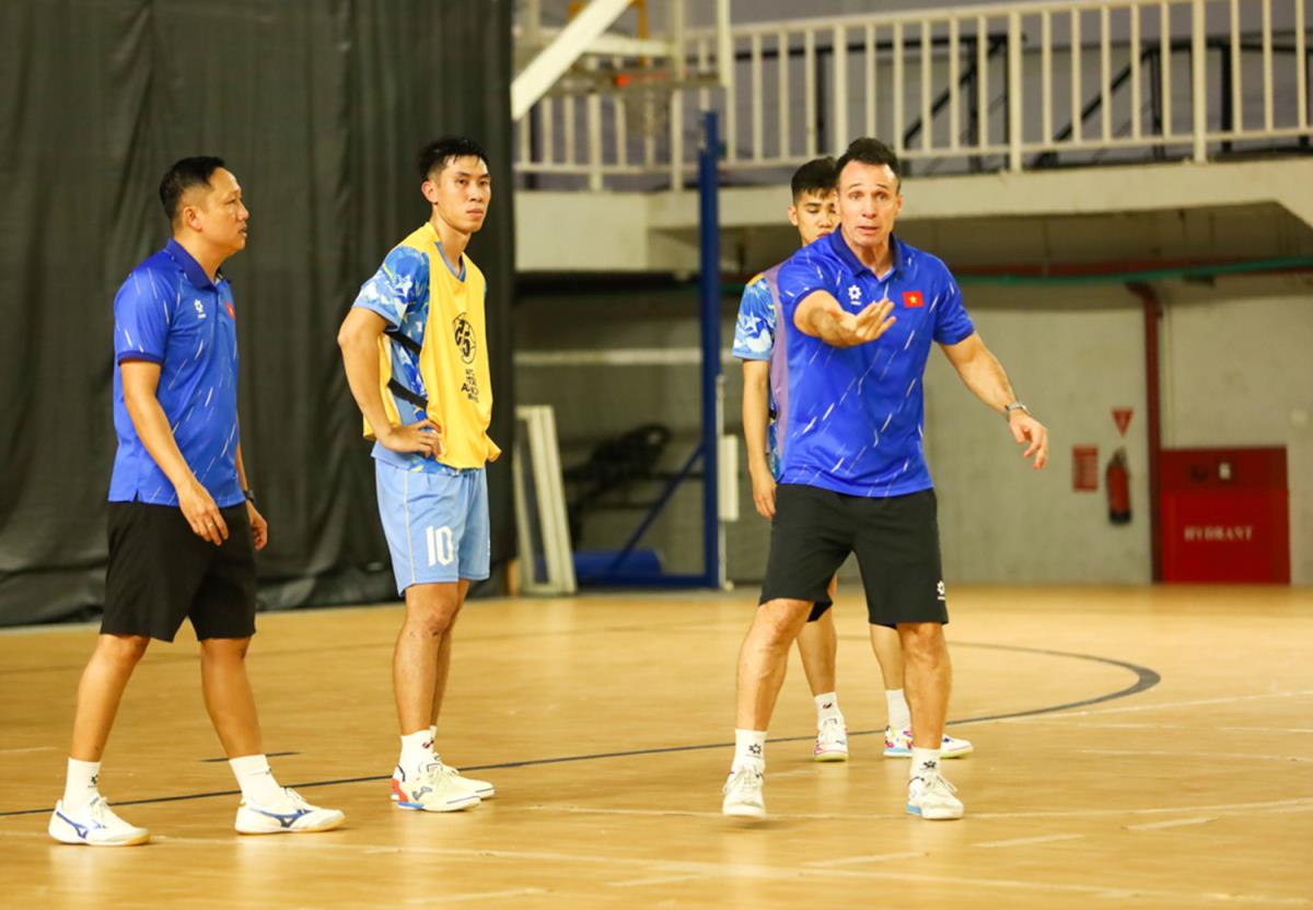 Đội tuyển futsal Việt Nam sang Indonesia và bắt đầu luyện tập từ 24-1.