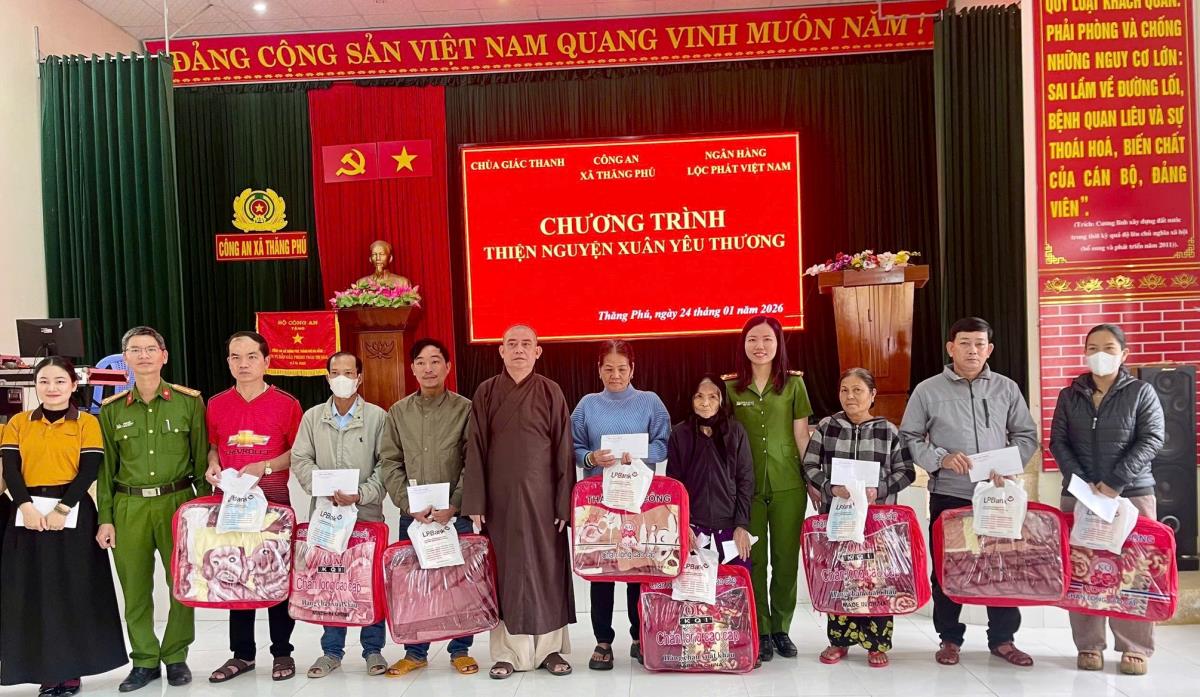 Chi Đoàn và Chi hội Phụ nữ Công an xã Quế Sơn Trung tặng quà cho hộ dân có hoàn cảnh khó khăn.