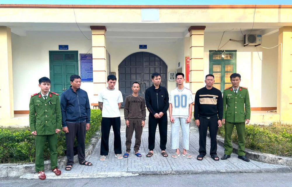 6 đối tượng bị bắt giữ cùng tang vật đánh bạc.