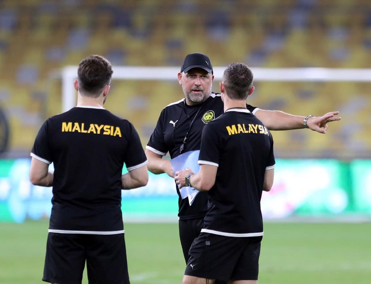 HLV Cklamovski mất 2 trợ thủ đắc lực trước cuộc tái đấu với đội tuyển Việt Nam.