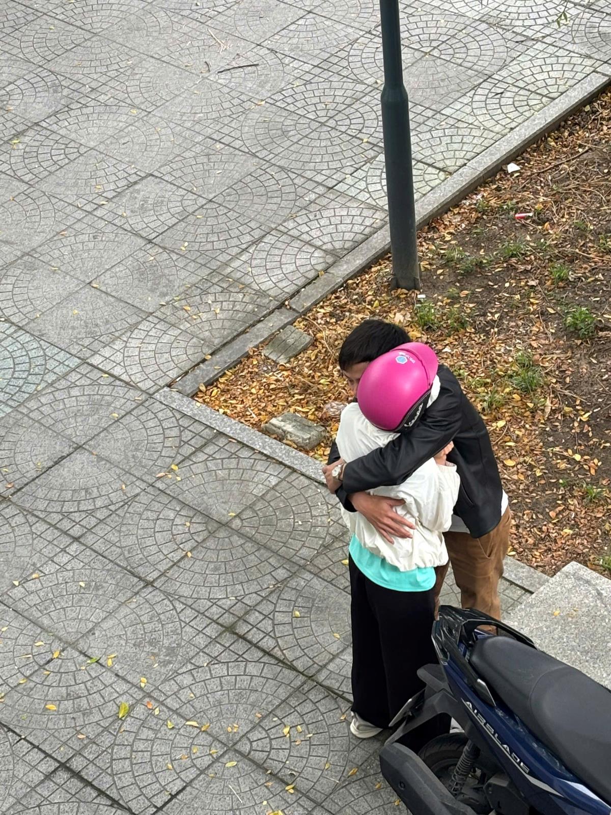 Em N.P.D., gặp lại người thân ngay sau khi được giải cứu.