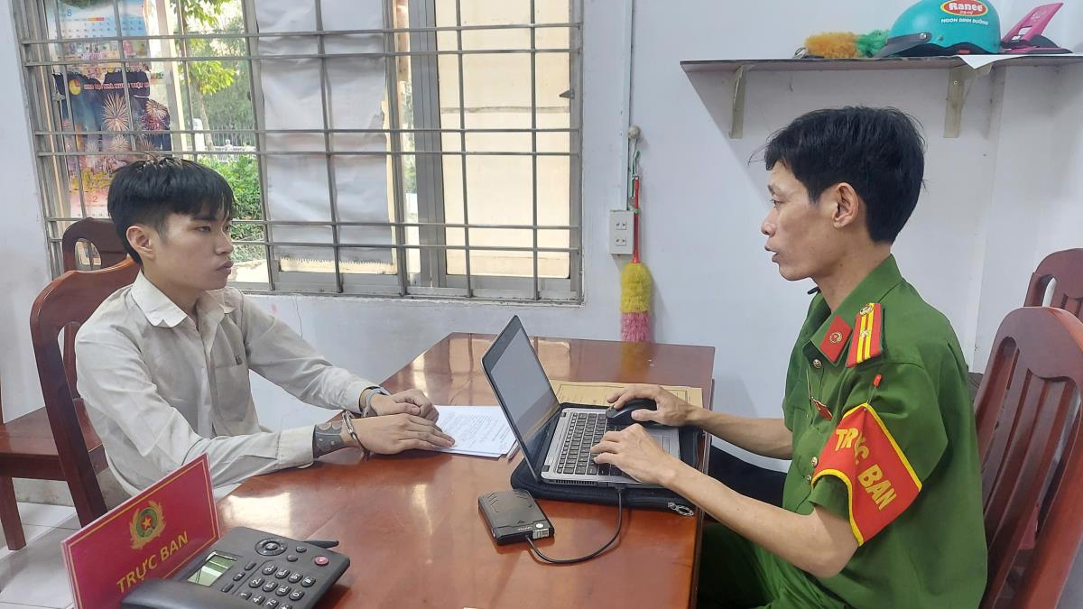 Căn nhà sau khi bị Thiện châm xăng đốt - Ảnh: PHƯỚC THANH