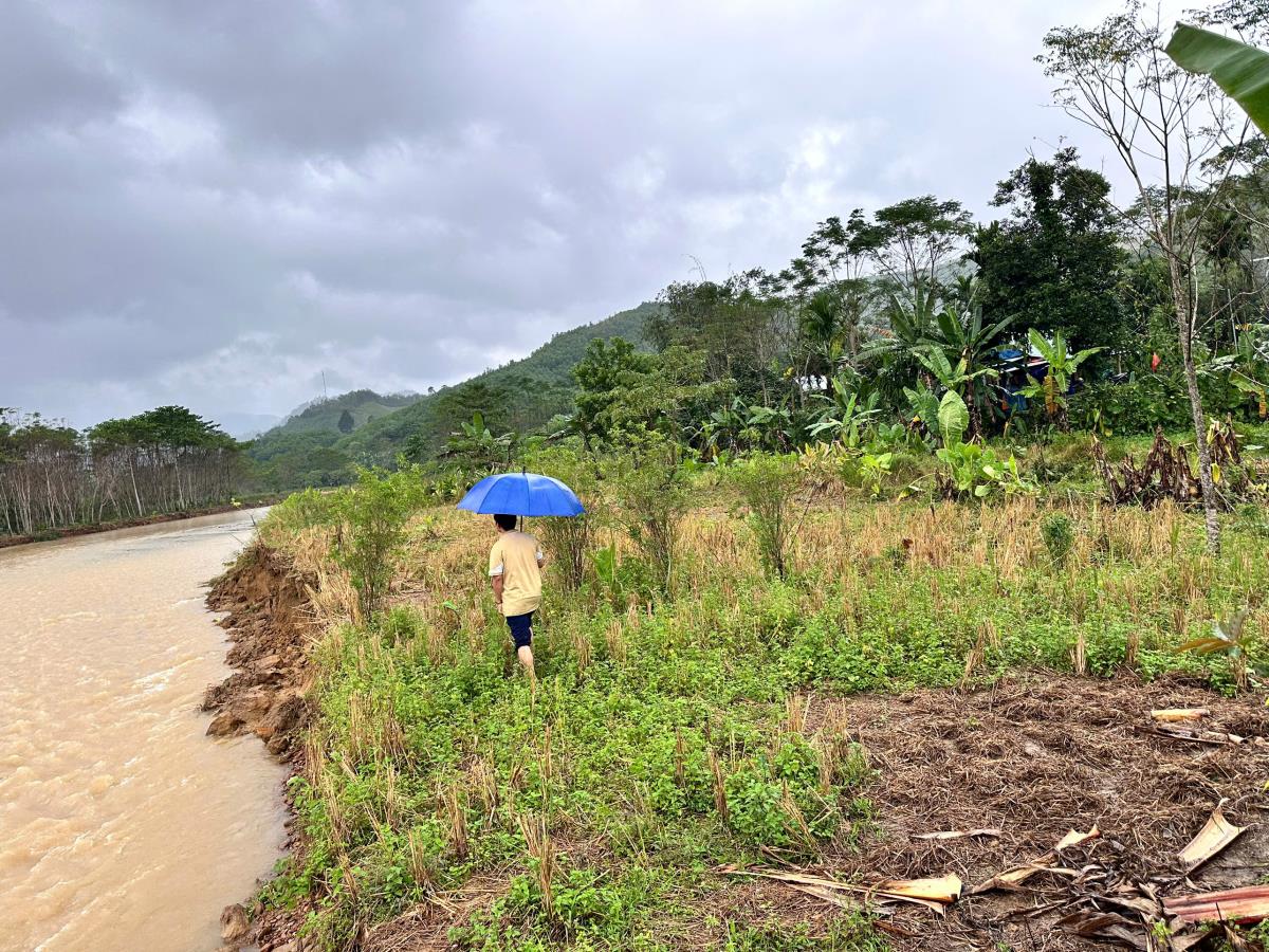 Bờ sông Pho, đoạn qua thôn Bhlô Bền đang bị sạt lở nghiêm trọng đe dọa đến nhà cửa người dân.