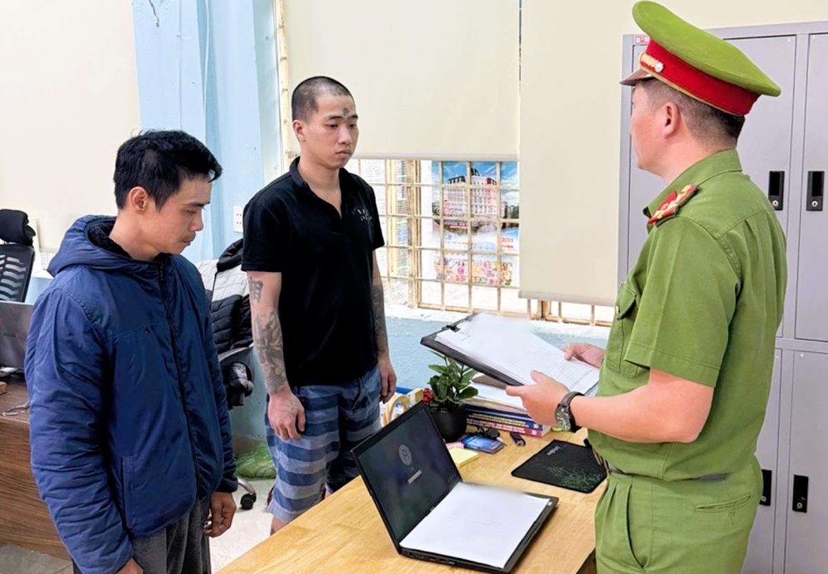 Công an phường Hòa Xuân thực hiện lệnh bắt tạm giam 2 đối tượng.
