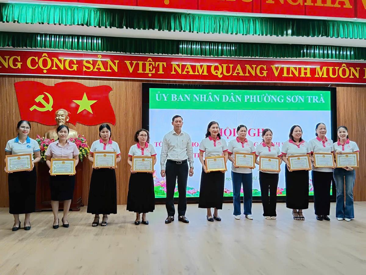 BTC tặng quà cho tổ tiết kiệm và vay vốn