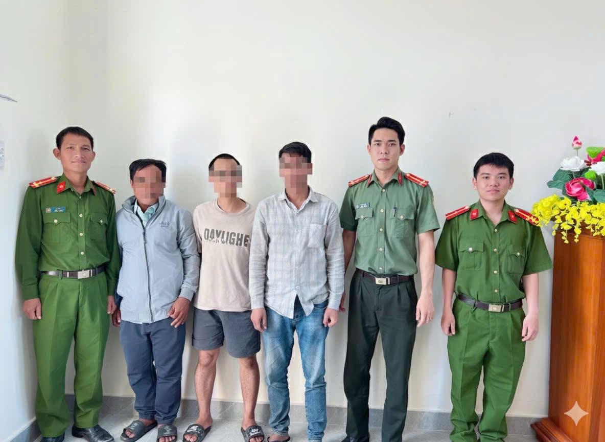 2 công dân A.C và A.N (đứng giữa) được cơ quan Công an bàn giao cho gia đình.