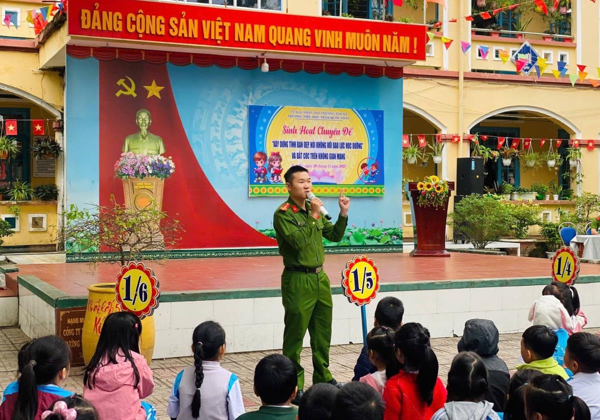 Công an phường Tam Kỳ tuyên truyền, phổ biến kiến thức, kỹ năng sống cho học sinh trên địa bàn.