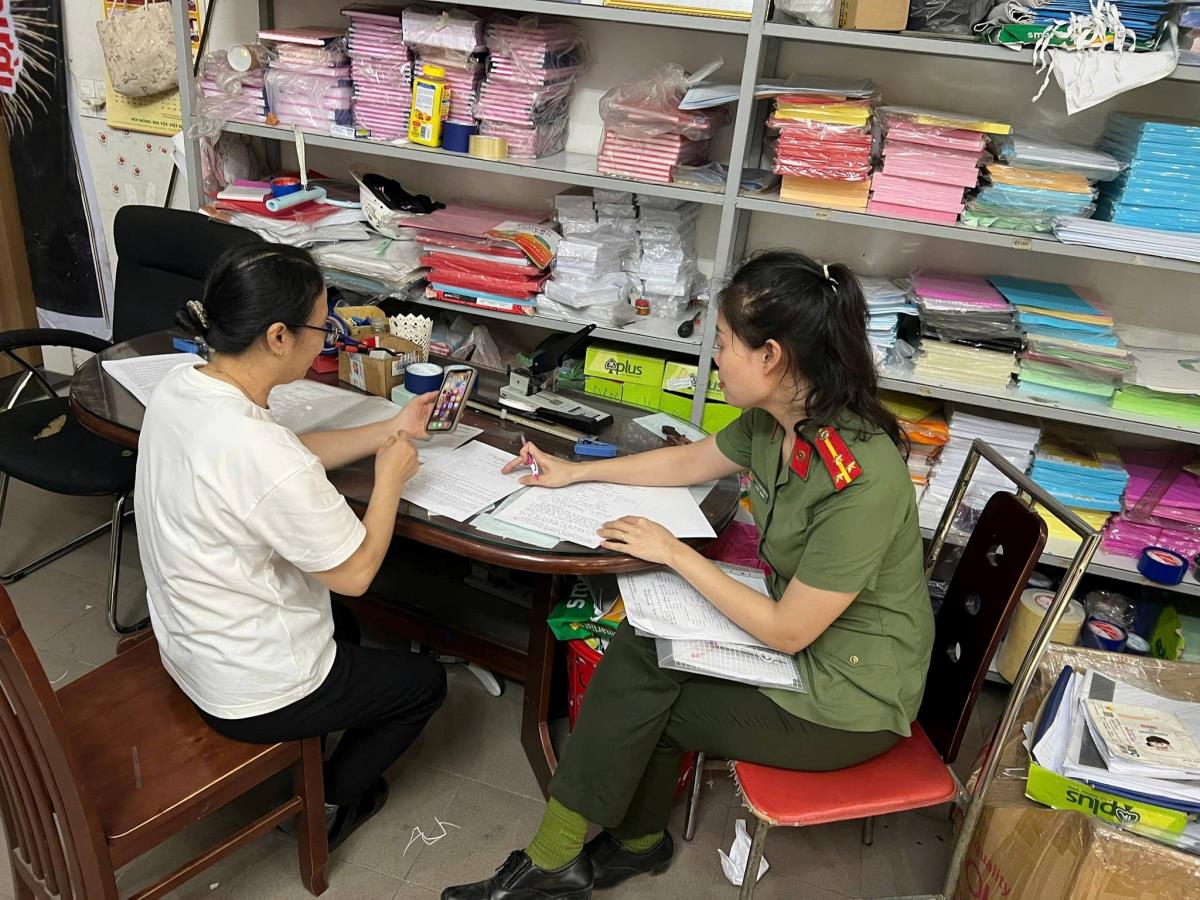 CAP. Sơn Trà tiến hành tuyên truyền, nhắc nhở đối với các cơ sở in ấn, photocopy trên địa bàn.