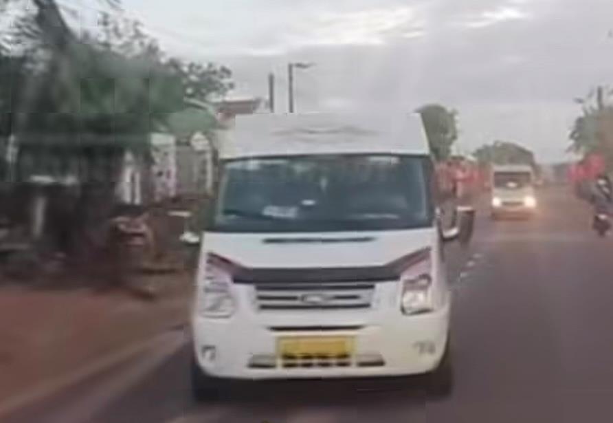 2 xe khách đối diện có hành vi tạt đầu, chặn xe có camera (ảnh cắt từ clip)