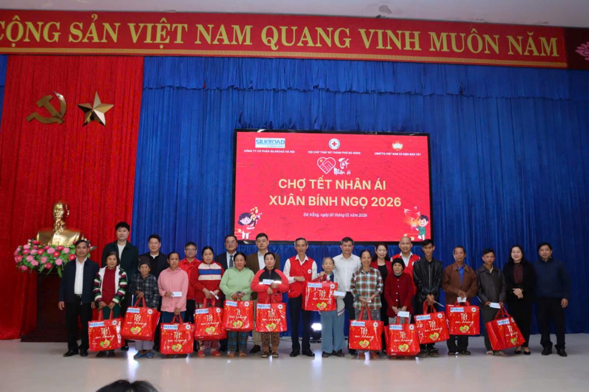 430 hộ dân xã Điện Bàn Tây được nhận quà tại chương trình “Chợ Tết Nhân ái”.