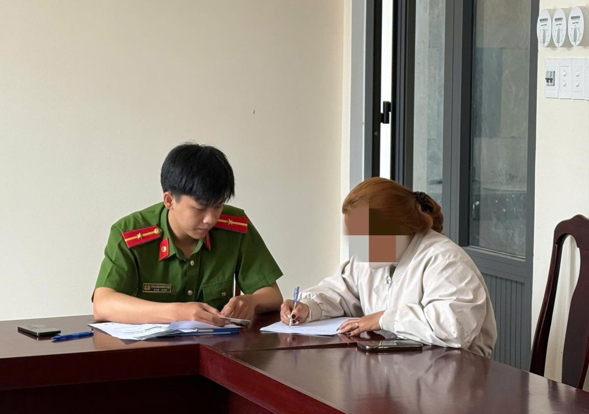 Công an xã Phước Thành làm việc với bà S.