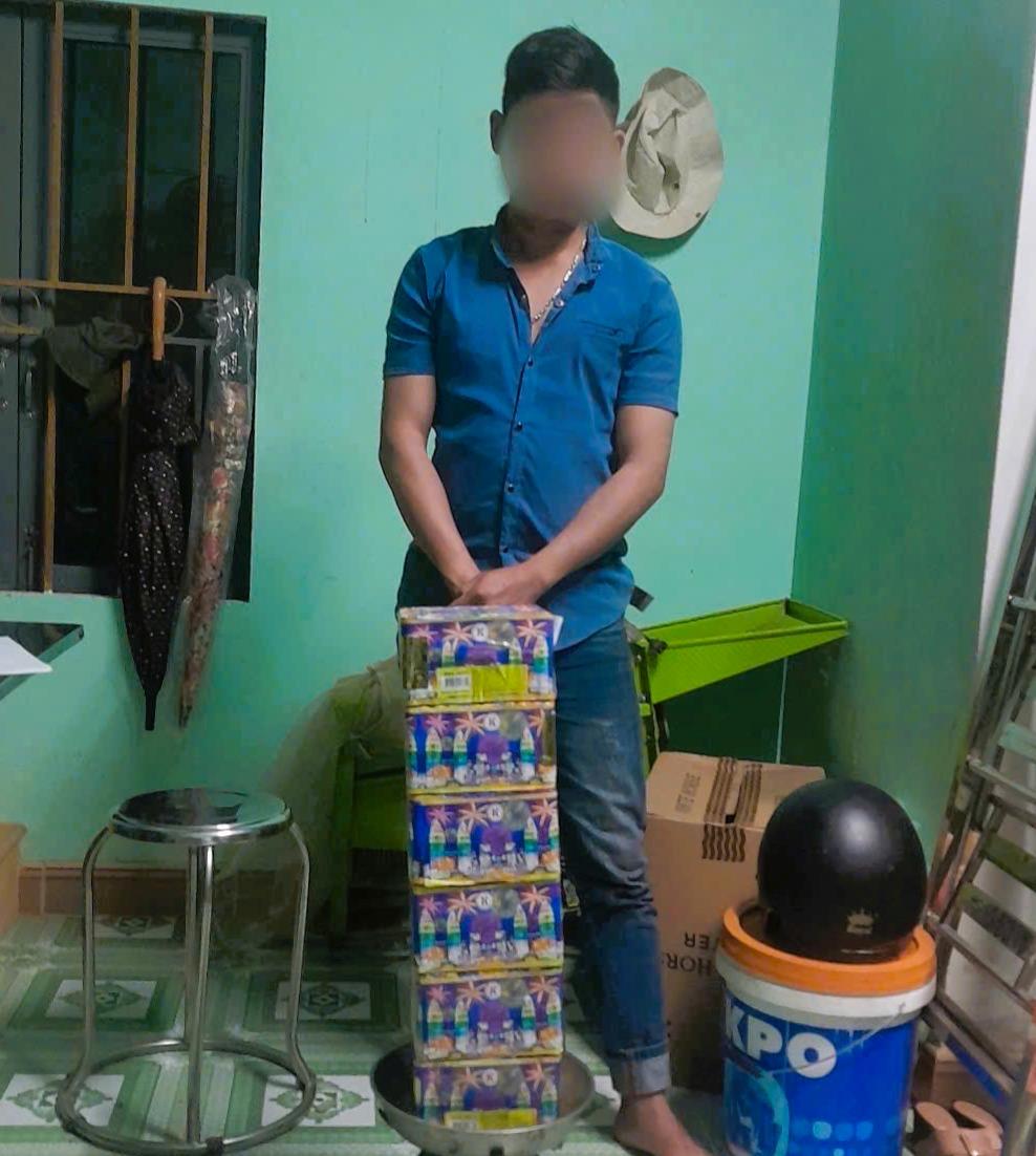 Đối tượng K. cùng 6 hộp pháo bị thu giữ.