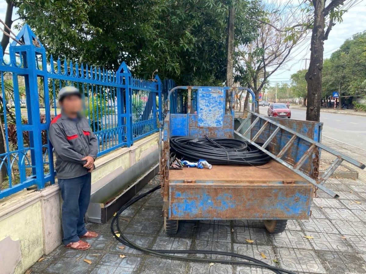 Đối tượng Quế cùng số dây cáp điện tang vật.