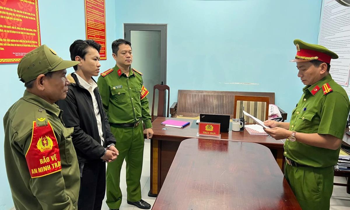 Cơ quan Công an tống đạt các quyết định đối với Ngô Quang Vũ.