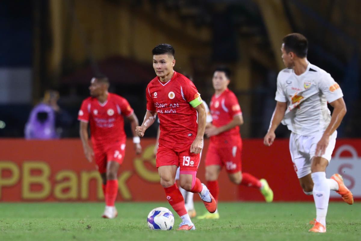 Quang Hải và đồng đội có cơ hội soán ngôi Ninh Bình FC khi được thi đấu trên sân nhà Hàng Đẫy.