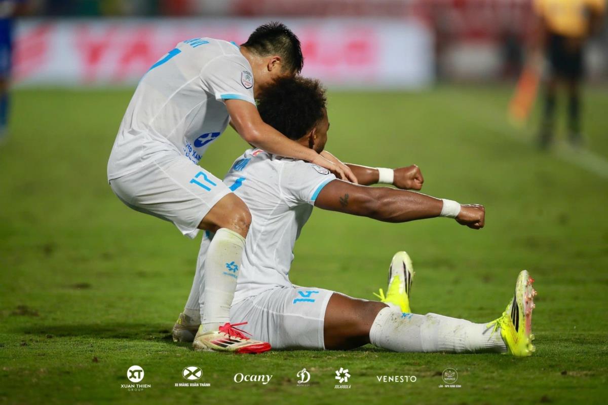 Xuân Son có kiểu ăn mừng mới khi lập cú đúp vào lưới Lion City Sailors.