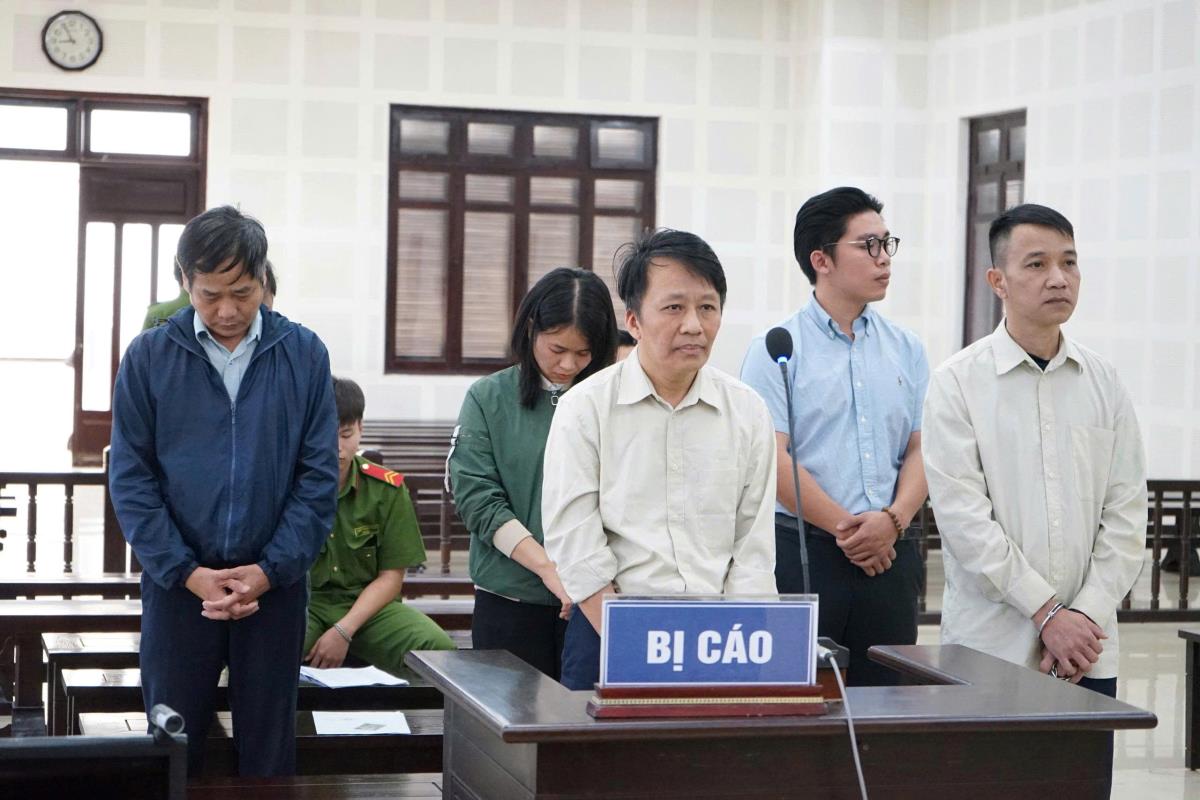 6 bị cáo “thổi giá” trong đấu giá mỏ cát tại phiên tòa xét xử.