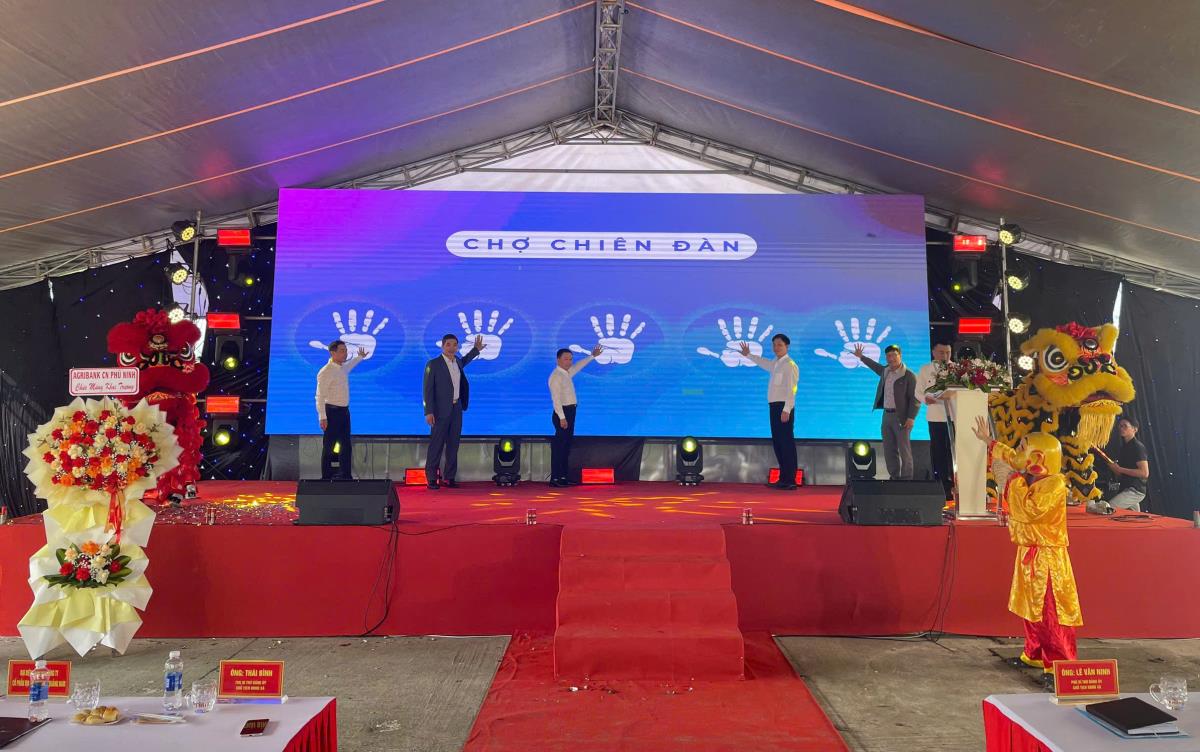 Lãnh đạo xã Chiên Đàn cùng đơn vị liên quan với nghi thức vận hành chợ Chiên Đàn.