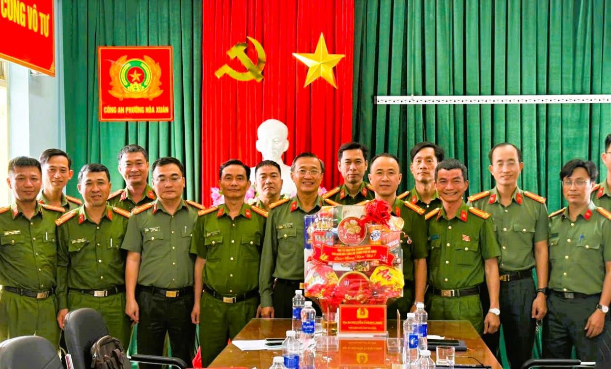 Đại tá Nguyễn Thành Long tặng quà cán bộ chiến sĩ Công an phường Hòa Xuân.