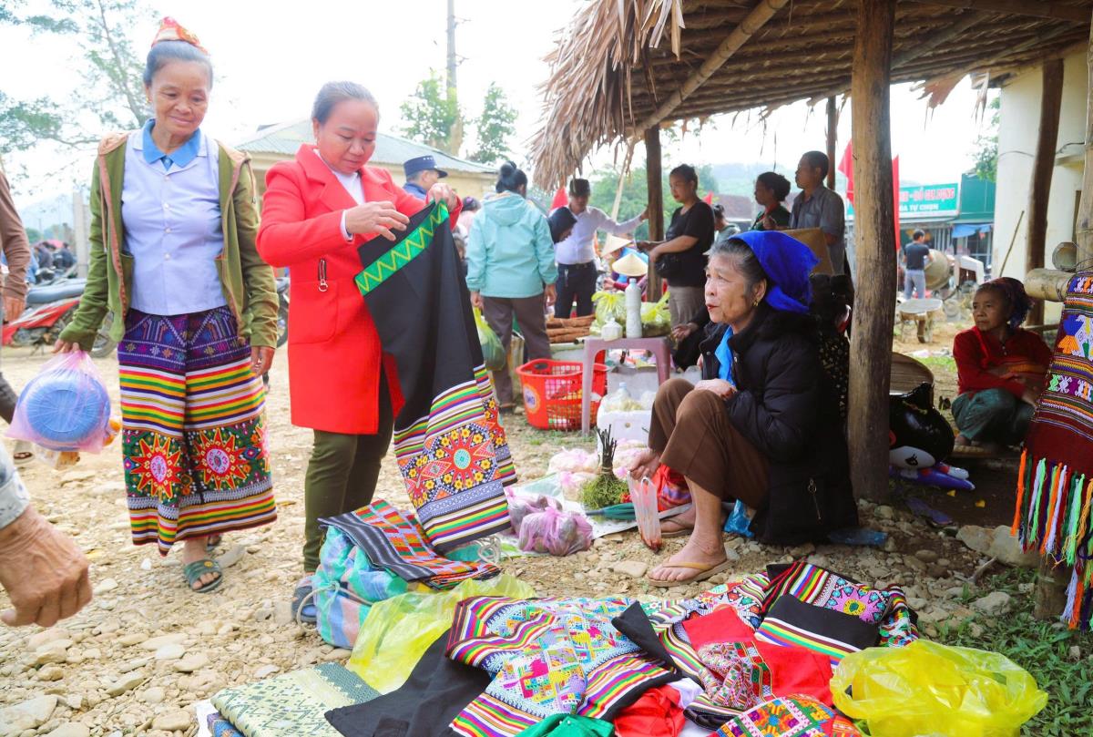 Nhiều loại bánh, đặc sản của địa phương được bày bán tại phiên chợ.