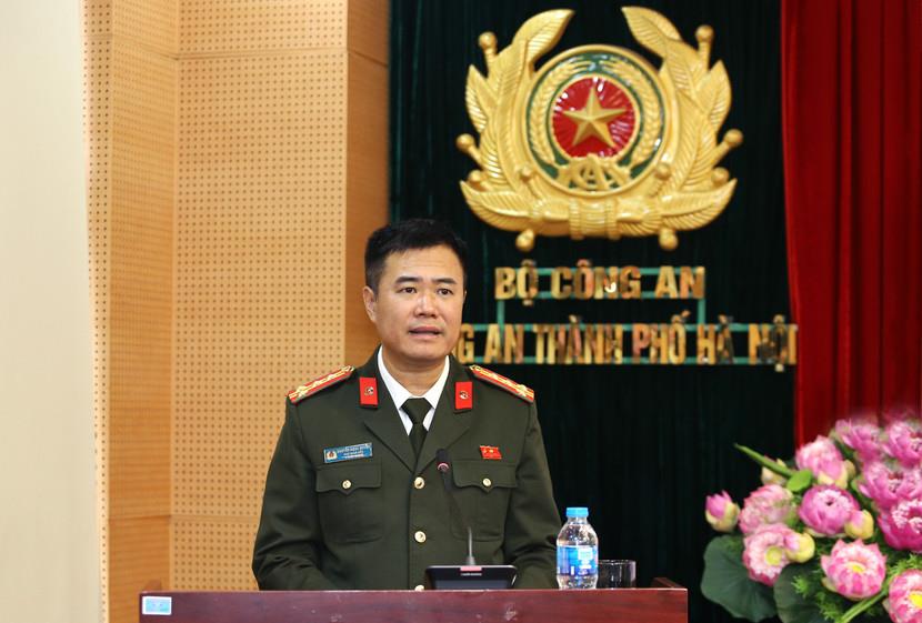 Các đại biểu chụp ảnh lưu niệm tại tượng đài Chủ tịch Hồ Chí Minh trong khuôn viên CATP