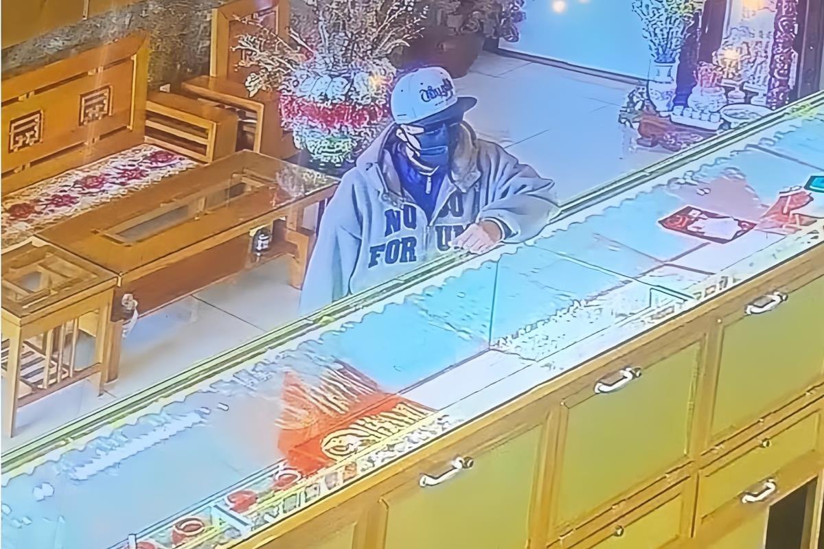 Đối tượng Nhật (đứng giữa) bị bắt đang chuẩn bị vượt biên sang Lào.