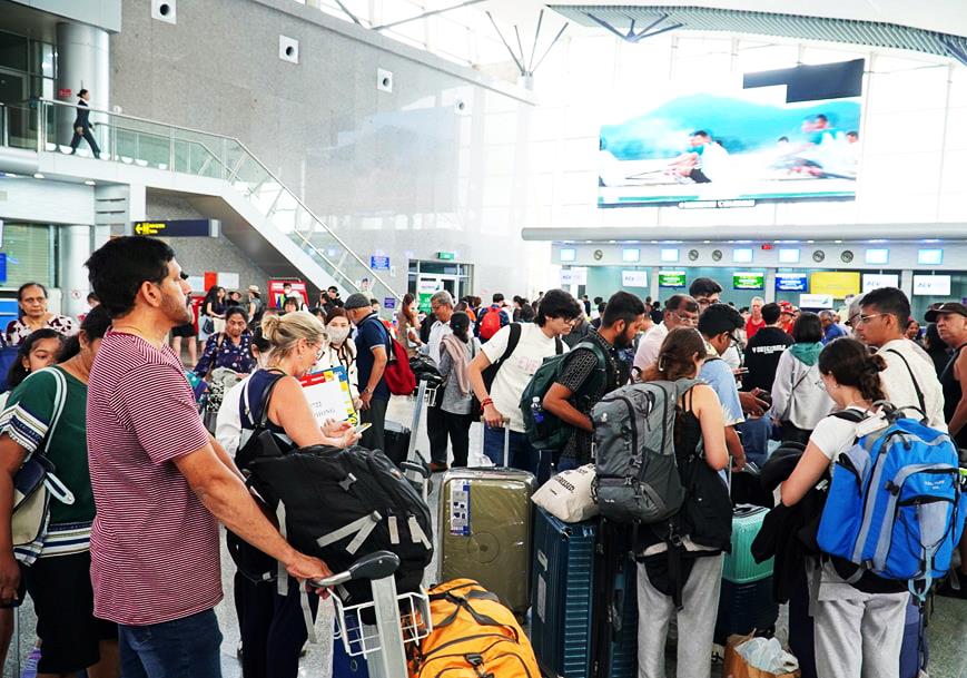 Sân bay Quốc tế Đà Nẵng nhộn nhịp hành khách dịp nghỉ Tết Dương lịch năm 2026.