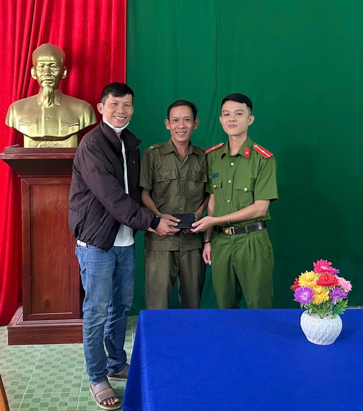 Anh Giang và Công an xã Việt An trao tài sản cho người đánh rơi.