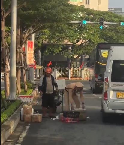 Đại úy Tươi hỗ trợ thu dọn hàng bị đổ cho người dân.