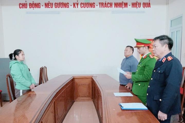 Đối tượng Phạm Thị Minh Hà và 4 vòng vàng tang vật vụ án.