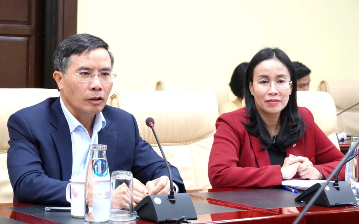 Chủ tịch Hiệp hội Xúc tiến phát triển điện ảnh Việt Nam Ngô Phương Lan trao tặng kỷ yếu DANAFF đến Chủ tịch UBND TP Đà Nẵng Phạm Đức Ấn.